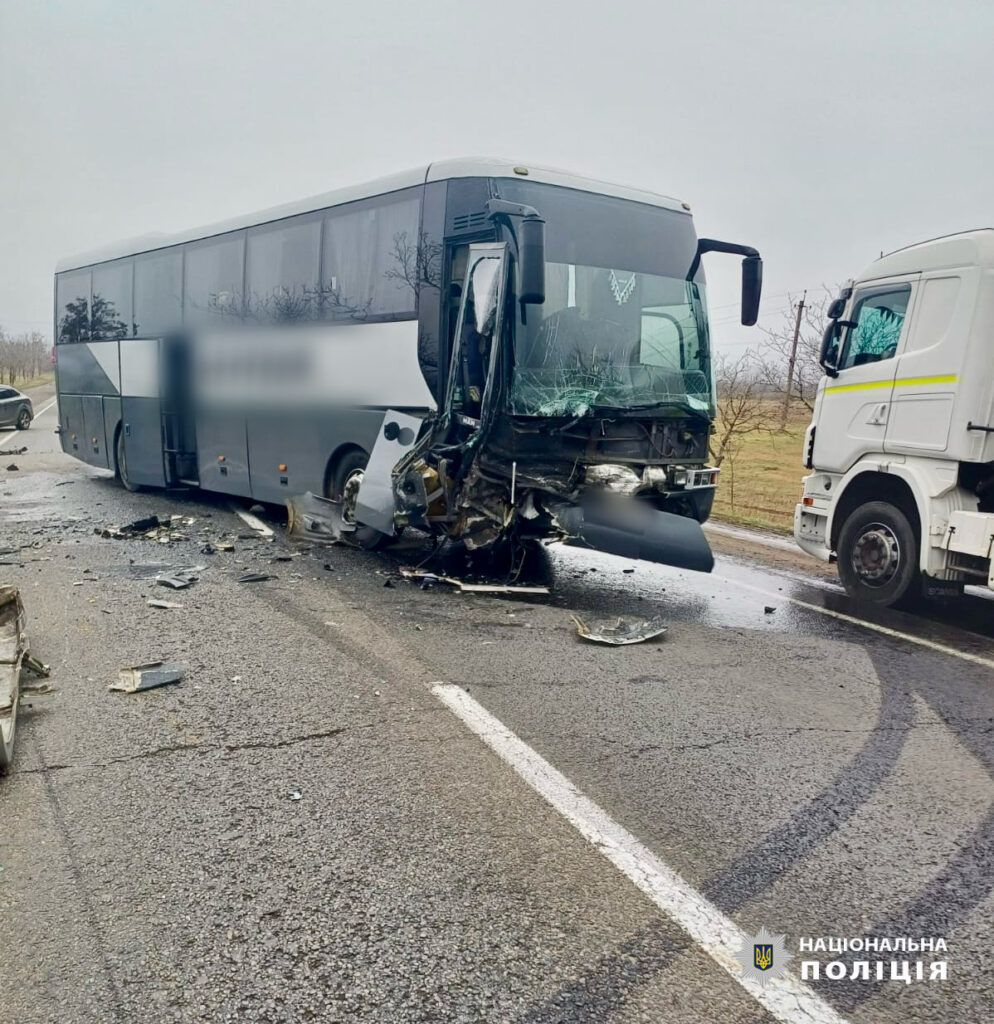 На трасі Одеса-Рені сталася ДТП за участю рейсового автобуса та двох автівок: рух ускладнено