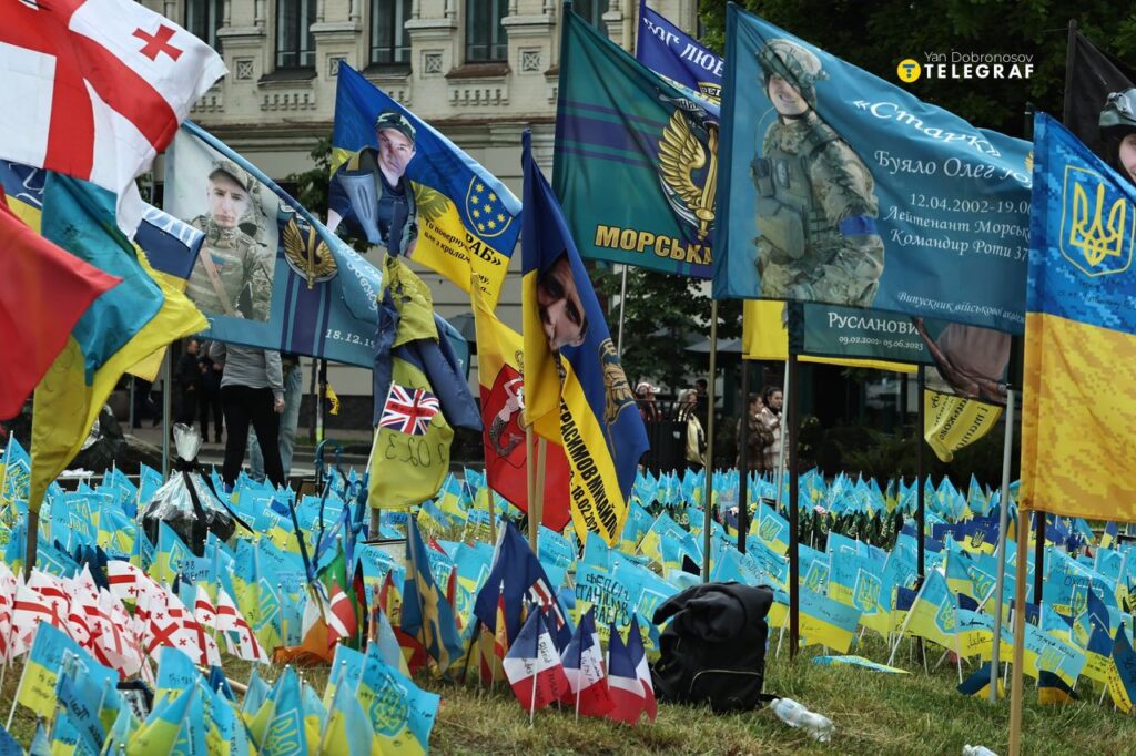 На Майдані Незалежності невідомий намагався підпалити прапорці, що встановлені в пам’ять про полеглих військових 