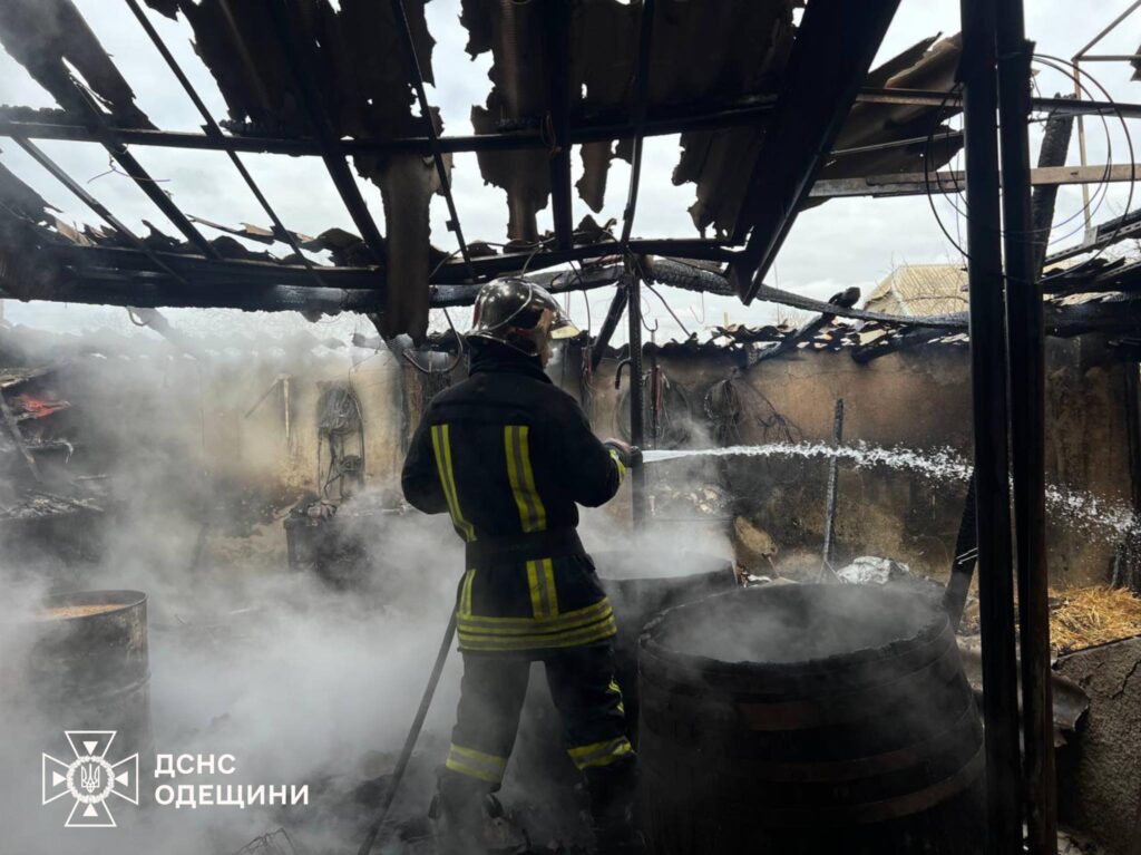 В Білгород-Дністровському через пожежу у квартирі рятувальники евакуювали 12 осіб