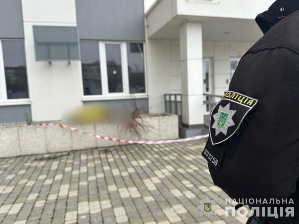 В Одесі з вікна квартири на 16 поверсі випала мати з дитиною (ОНОВЛЕНО)