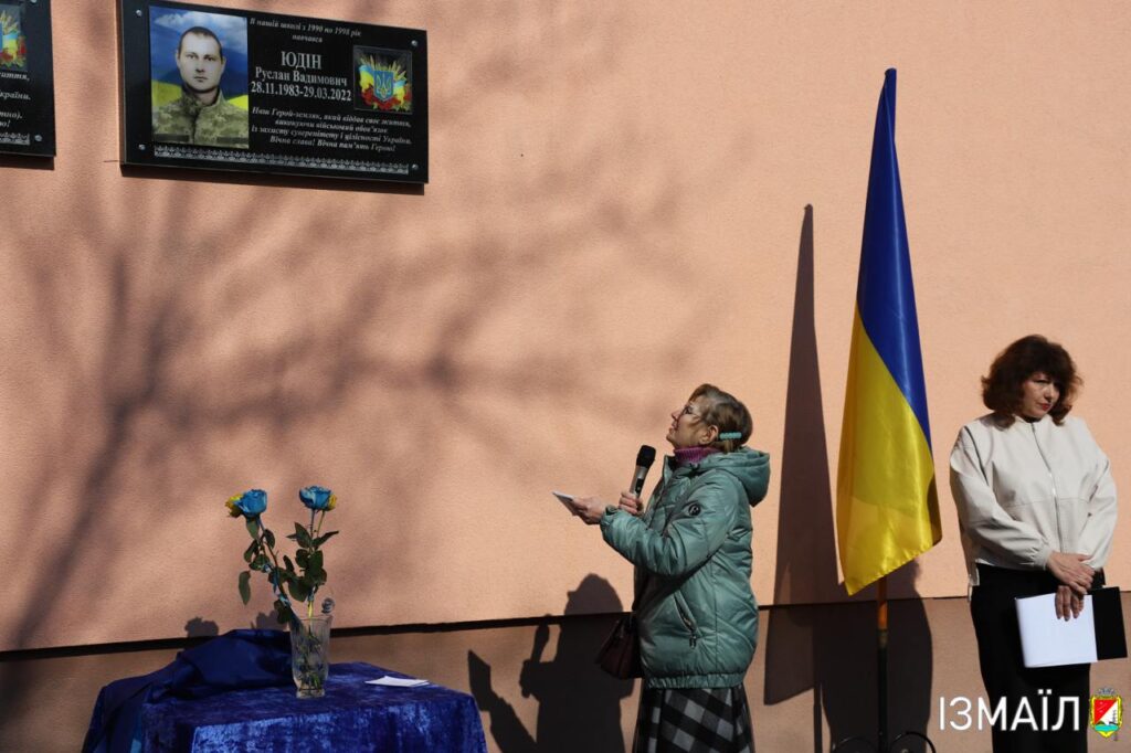 В Ізмаїлі на стіні гімназії встановили меморіальну дошку в пам’ять про загиблого випускника Руслана Юдіна