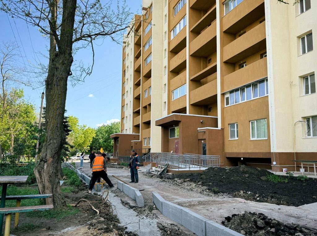 У Сергіївці відбудували пошкоджений російською ракетою дім — попереду благоустрій території