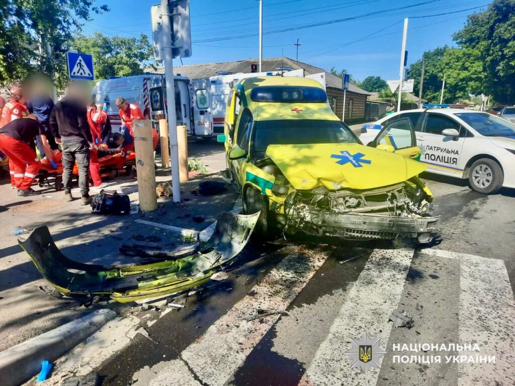 В Ізмаїлі зіштовхнулися легковик та карета швидкої: є загибла та поранені