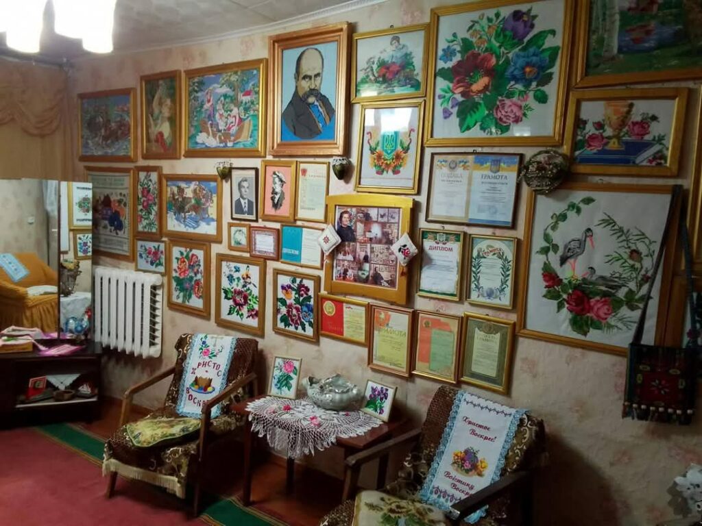 Майстриня з Плахтіївської громади Ніна Грищук вишиває немов красиву пісню співає