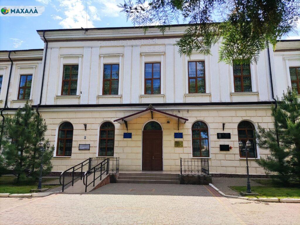 У Болградській гімназії відкрилася фотовиставка, присвячена болгарським школам у всьому світі