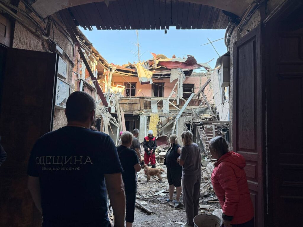 З-під завалів в Одесі внаслідок атаки дістали тіло жінки. Пошук триває