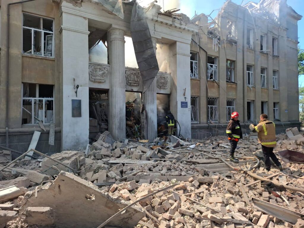 Внаслідок атаки по ліцею міста Білгород-Дністровський є загиблі та поранені (фото)