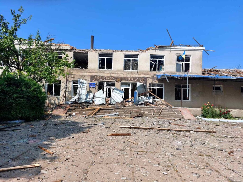 На подвір’ї зруйнованого ліцею на Одещині відбувся останній дзвоник (Відео)