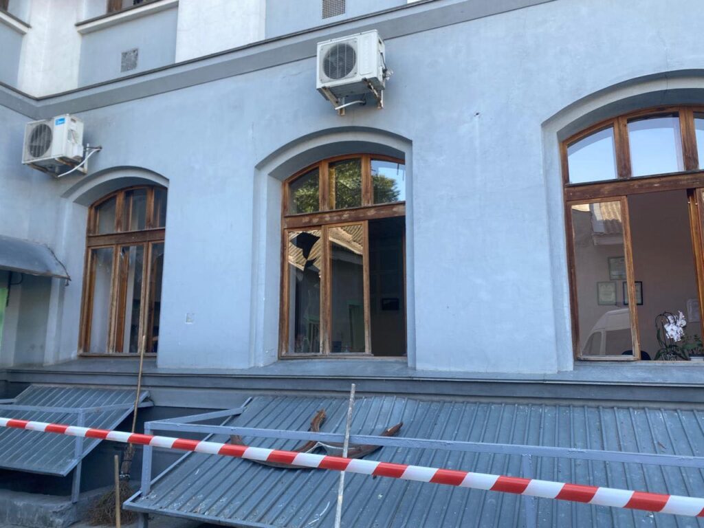 Внаслідок ранкової атаки постраждала одеська підстанція Екстреної медичної допомоги