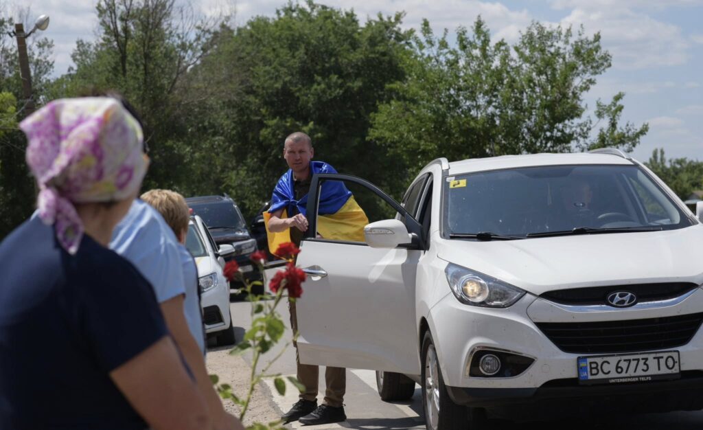 У Лиманській громаді зустріли військового, який провів у російському полоні майже 2 роки