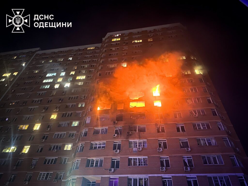 Російські дрони влучили у багатоповерхівку в Одесі: є загиблі та поранені