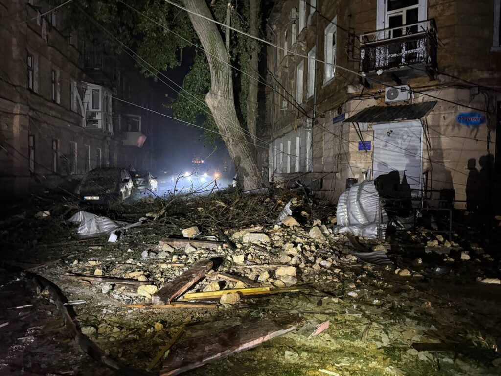 Нічна атака на Одесу: зруйнована будівля станції екстреної медичної допомоги та пологовий, є загиблий
