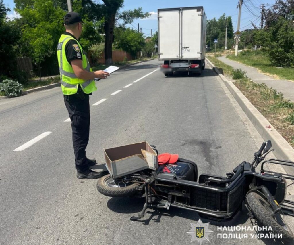 В Ізмаїльському районі водійка мопеда потрапила під колеса вантажівки