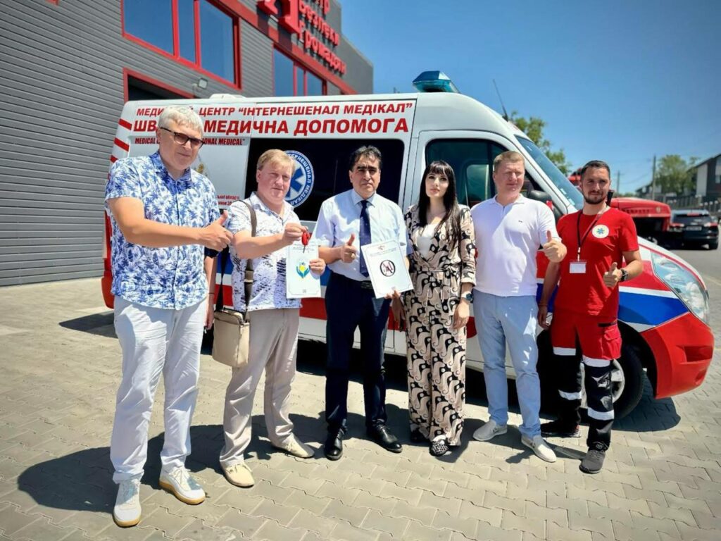 Білгород-Дністровська станція швидкої допомоги, яка втратила спецтранспорт через російський обстріл, отримала у подарунок новий автомобіль