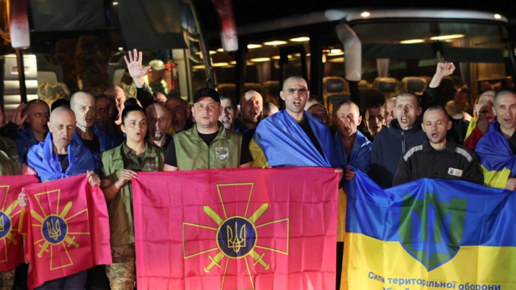 Відбувся девʼятий етап великого обміну: додому повернувся останній захисник Зміїного (Фото, відео)