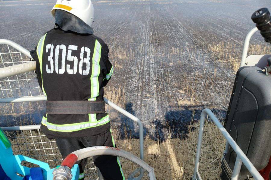 Два дні поспіль біля села Стара Некрасівка вирують масштабні пожежі