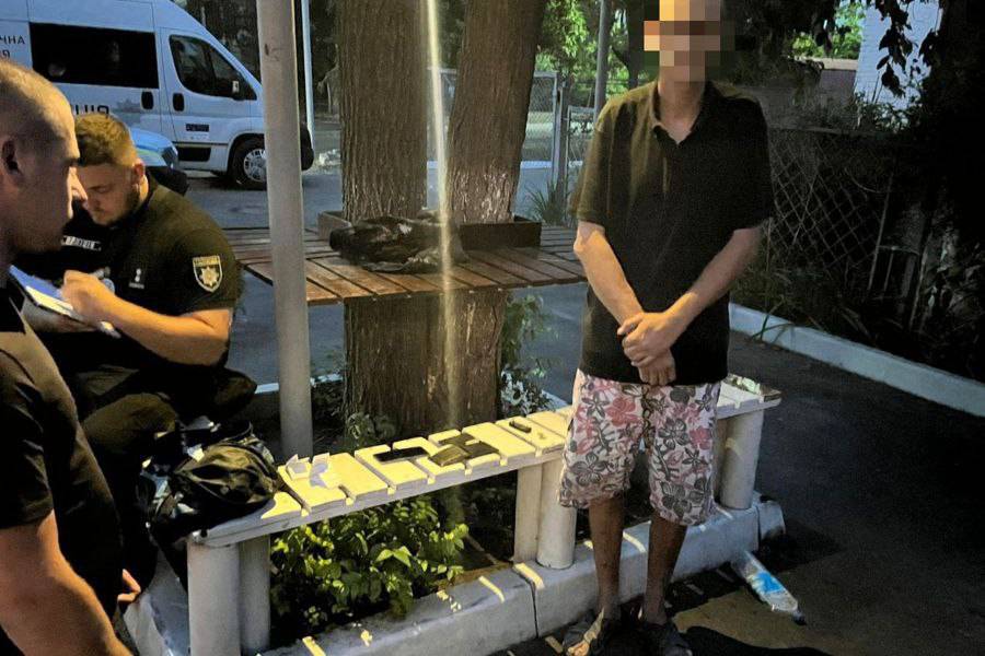 У центрі Ізмаїла гвардійці виявили місцевого жителя з наркотиками у кишені