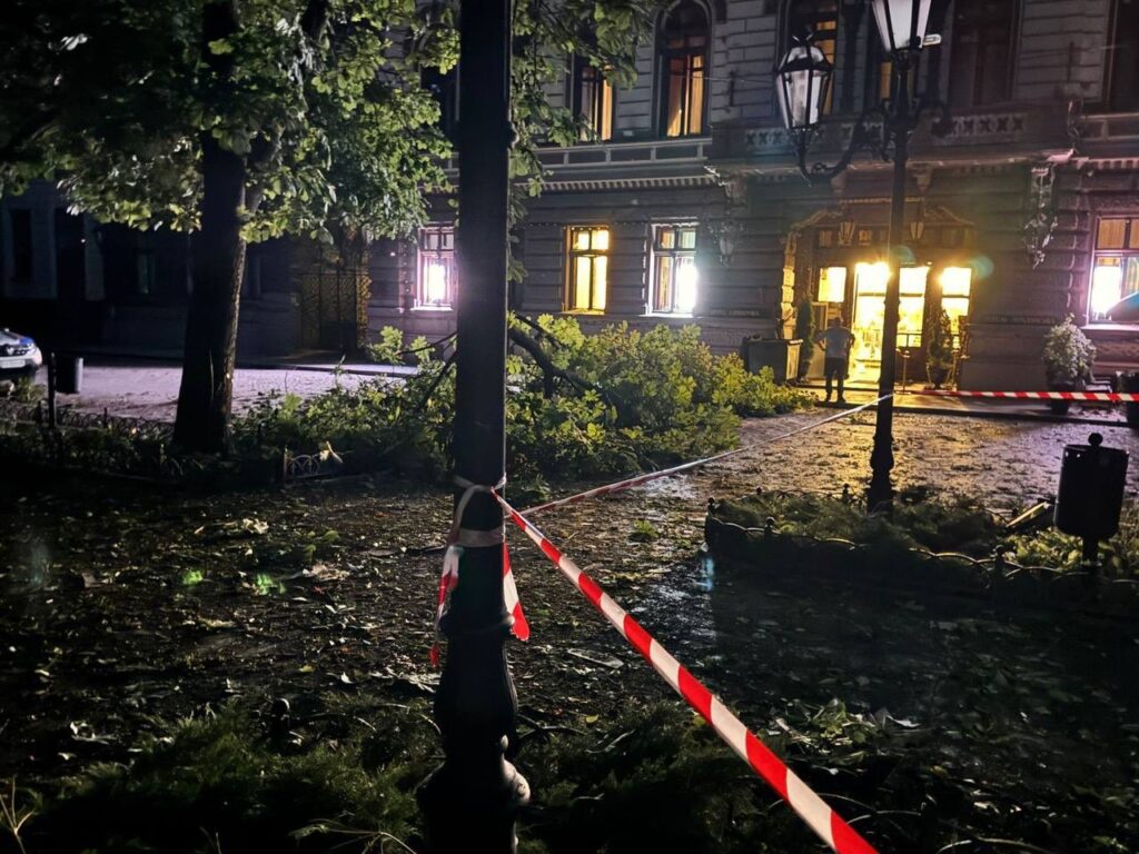 Одеська ОВА показала наслідки влучання російського безпілотника по історичному центру Одеси
