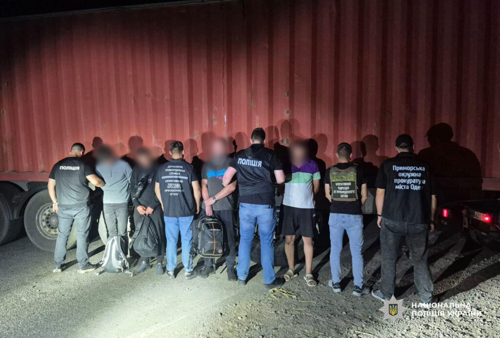 Мешканець Білгород-Дністровського району разом зі спільником намагалися вивезти ухилянтів за кордон у вантажівці з дровами