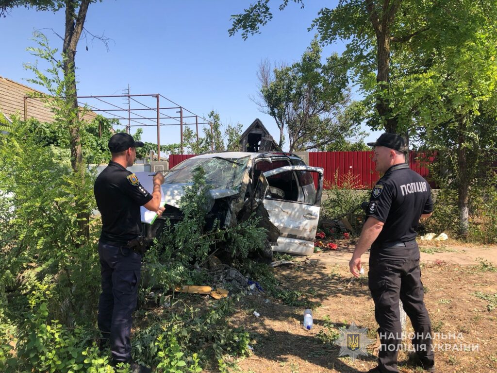 У Болградському районі автомобіль влетів у дерево: травмовано жінку та підлітка
