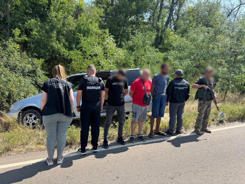 У Білгород-Дністровському районі затримали чоловіків, які надавали послуги “таксі” до кордону