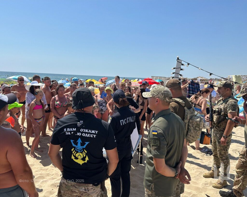 Попри небезпеку пляж в селищі Затока заповнений людьми: військовослужбовці, поліцейські та прикордонники знову попередили про міни