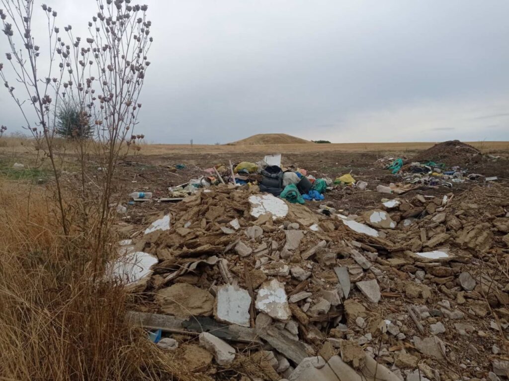 В Арцизькій громаді історичний Скіфський курган перетворюють на сміттєзвалище
