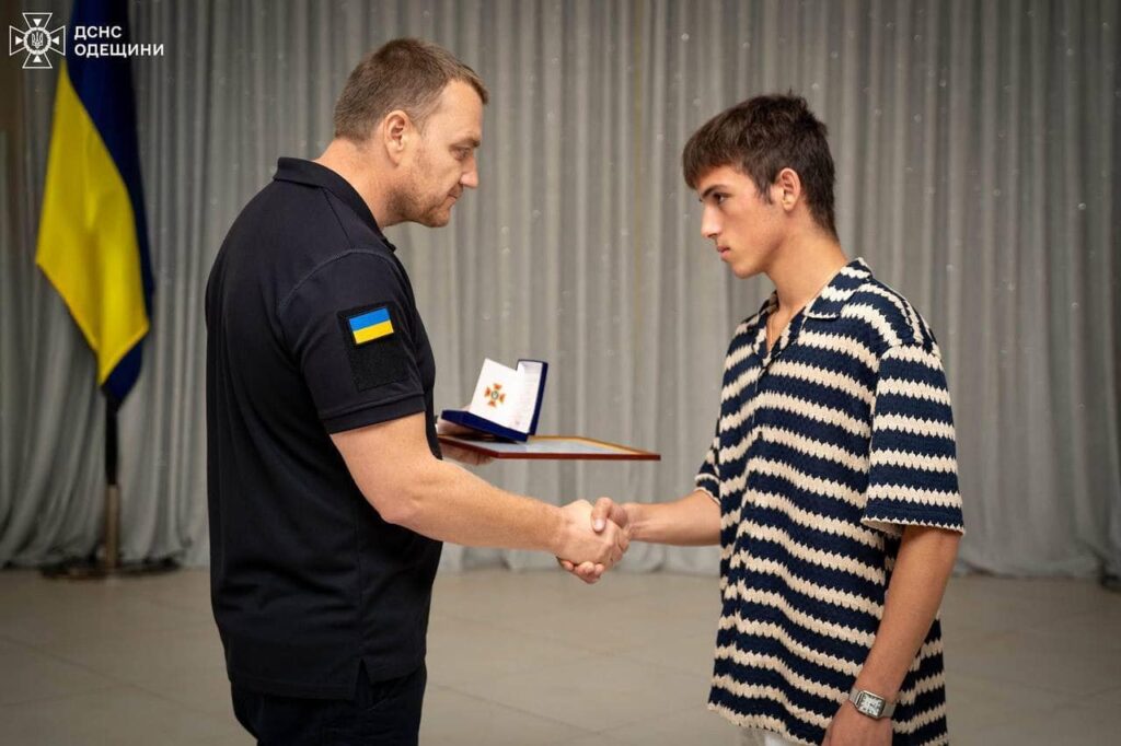 Підліток із Білгород-Дністровського району, який врятував друга після ракетного удару по ліцею, отримав нагороду від ДСНС