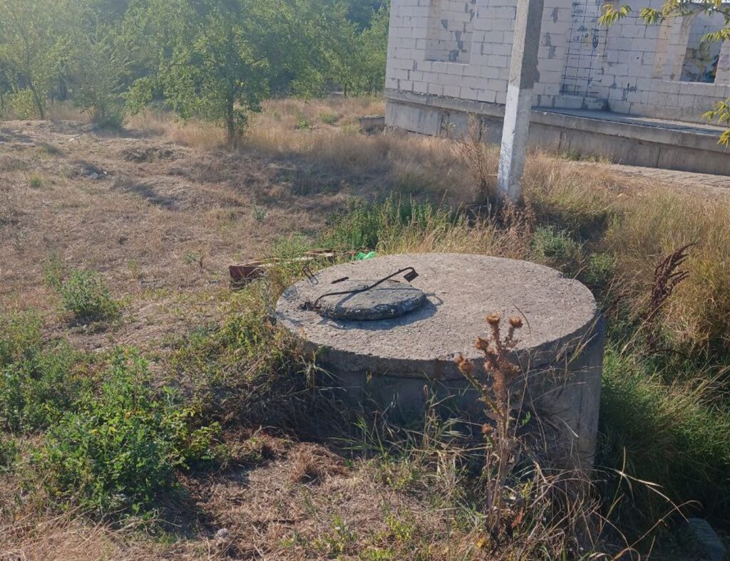 В Арцизі невідомі кинули безпритульних тварин в колодязь та закрили його бетонною плитою