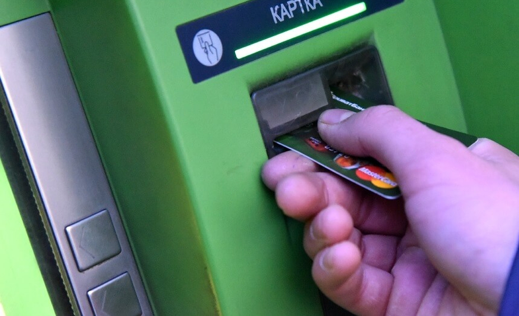 Житель Василівської громади вкрав у тещі картку з грошима