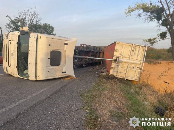 У Болградському районі перекинулась вантажівка: водій у лікарні