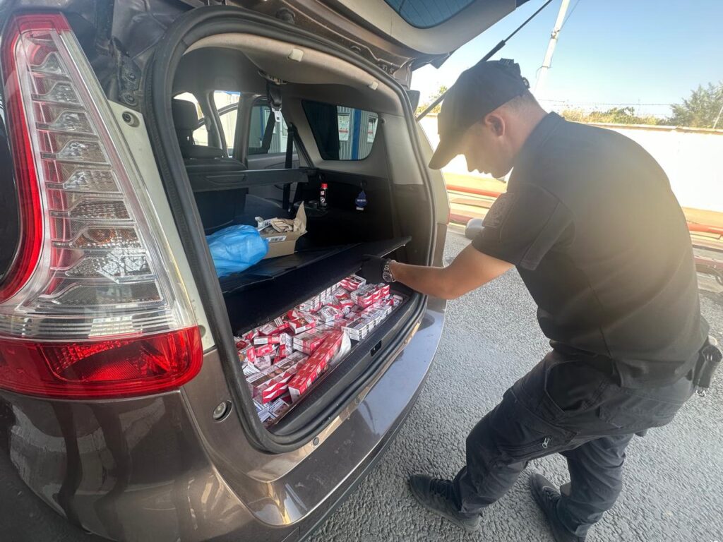 У пункті пропуску «Рені» викрили сховок із контрабандними цигарками