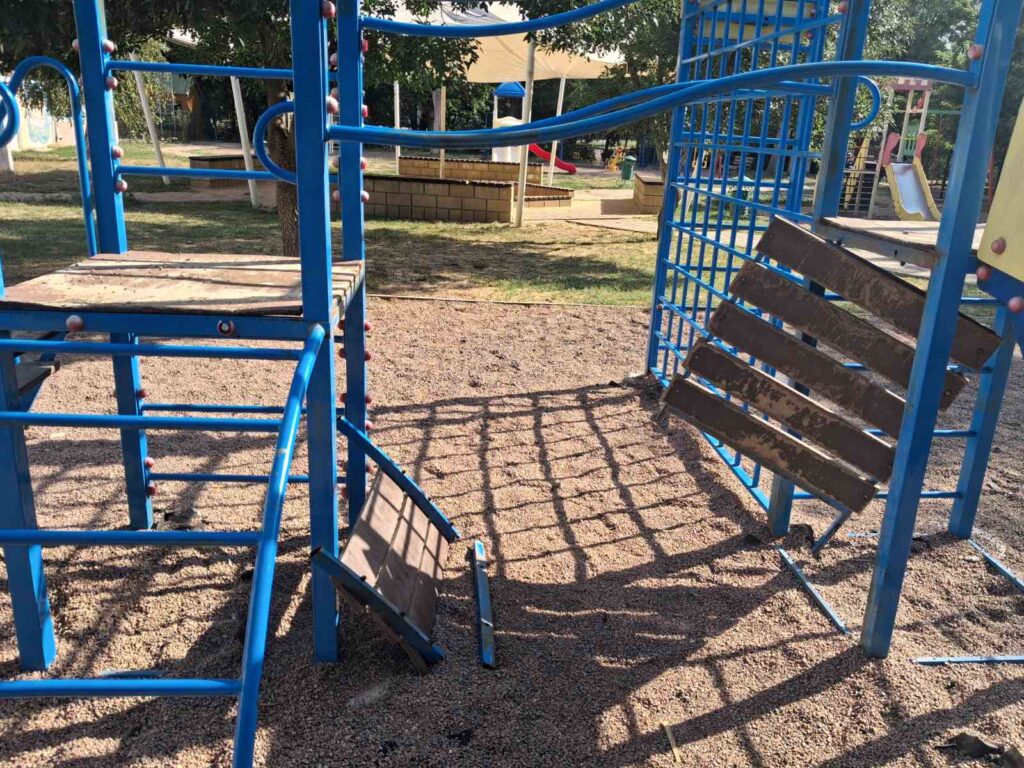 У Тарутинській громаді вандали пошкодили дитячий майданчик у парку
