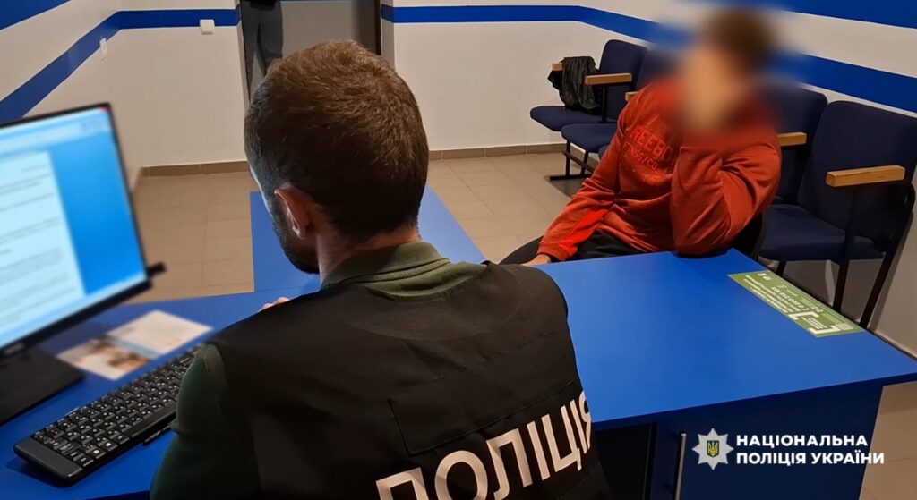 У Білгороді-Дністровському чоловіки обікрали  підлітка на пів мільйона гривень