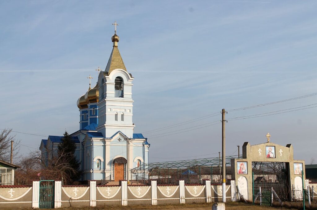 Одеська єпархія прокоментувала ситуацію в селі Новоселівка, де похоронну процесію з тілом захисника не пустили до храму