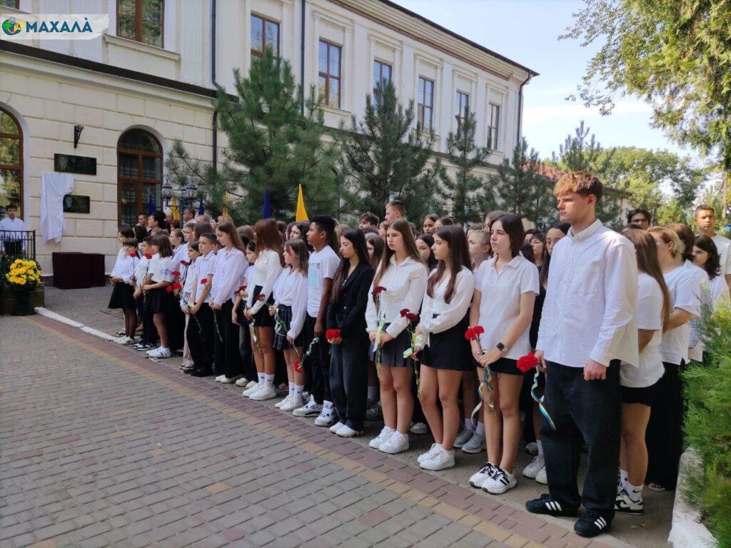 <strong>У Болградській гімназії відкрили меморіальну дошку загиблому випускнику Олександру Бур’янову</strong>