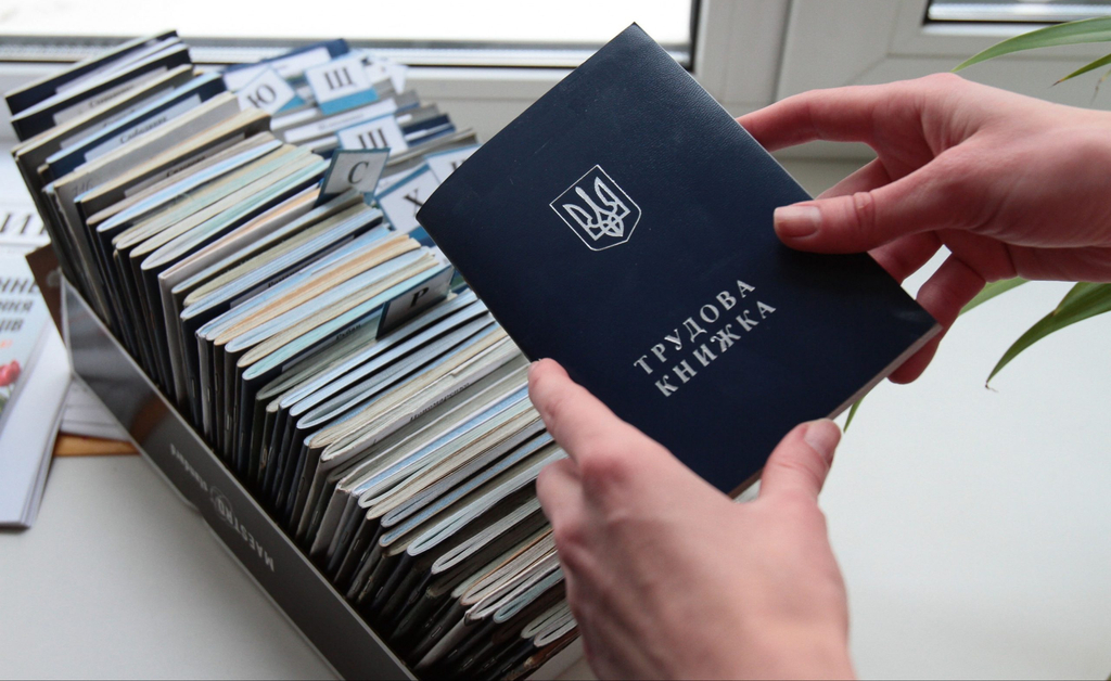 Електронна трудова замість паперової: що потрібно зробити українцям до червня 2026 року
