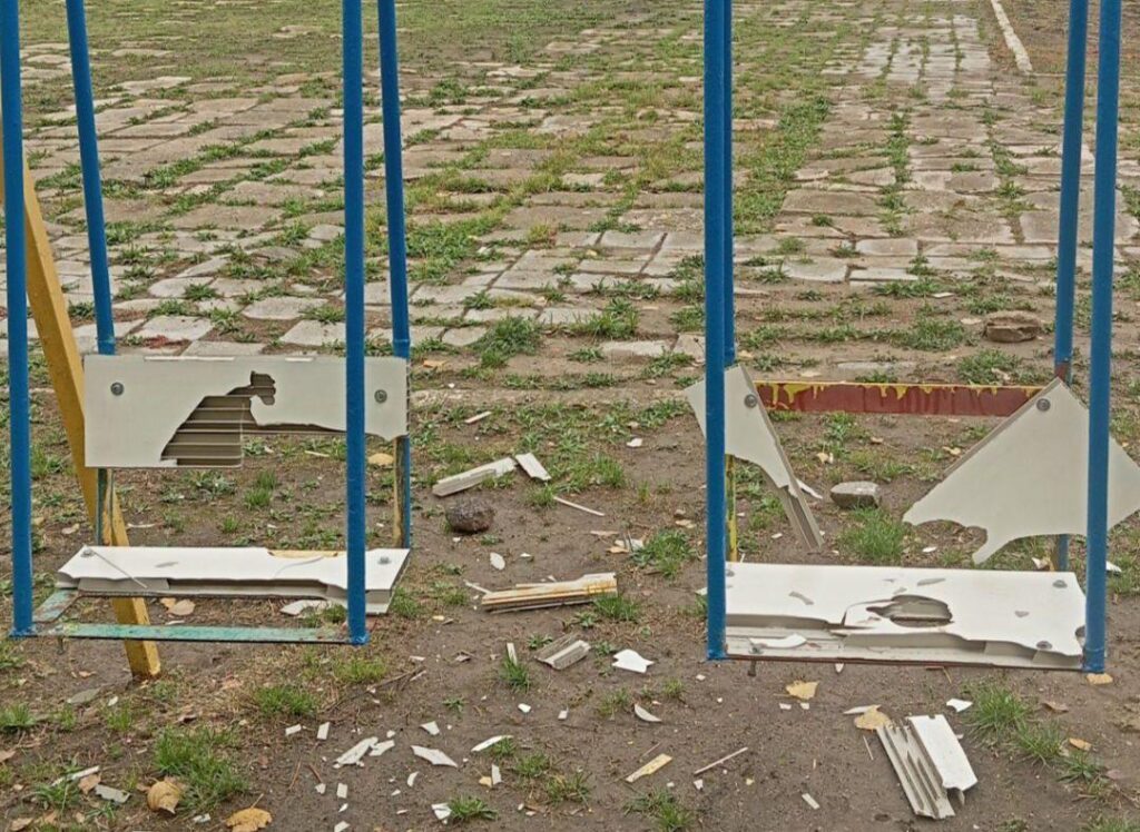 У Бессарабському невідомі особи пошкодили дитячі гойдалки: громаду закликають до свідомості