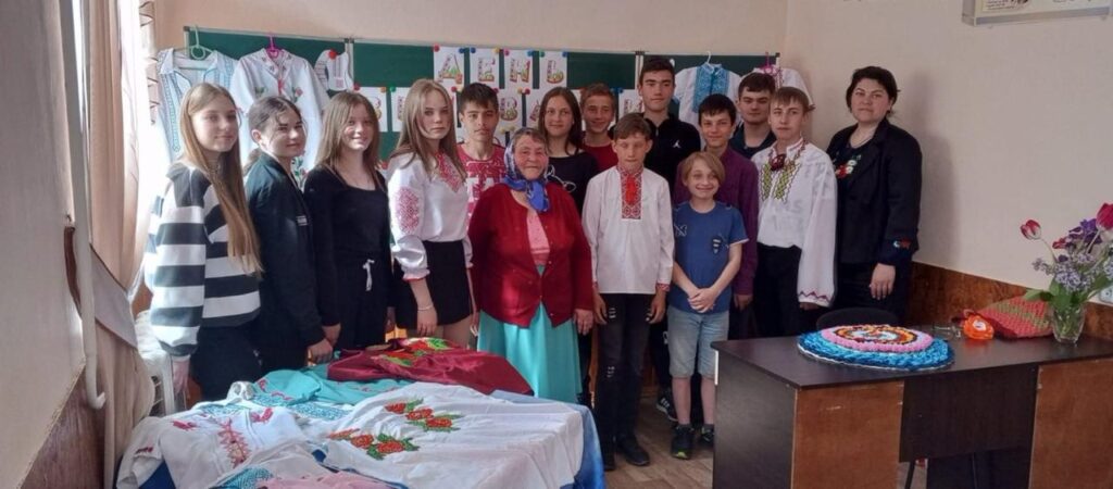Від голки до цифри: учениці Прямобалківського ліцею Болградського району зберегли мистецьку спадщину майстрині Тетяни Тукусер