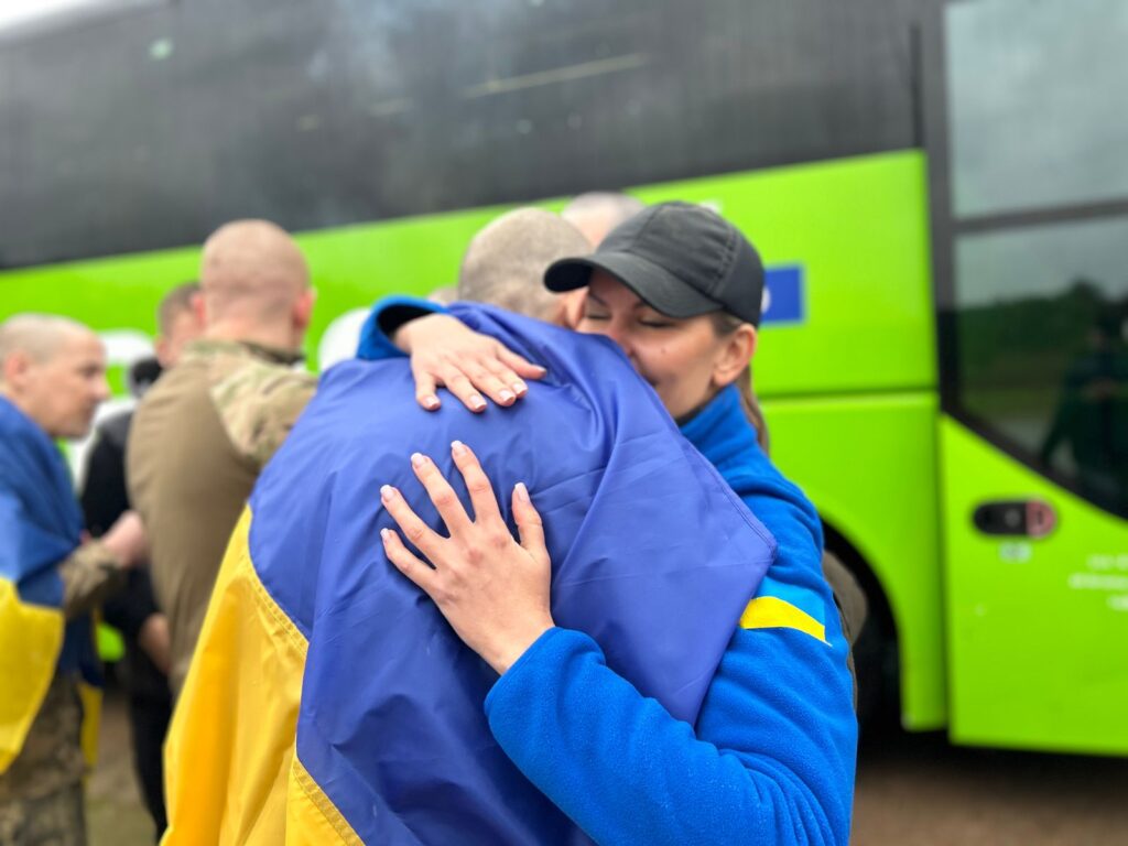 Обмін полоненими: через три роки неволі додому повернулося понад 200 українців