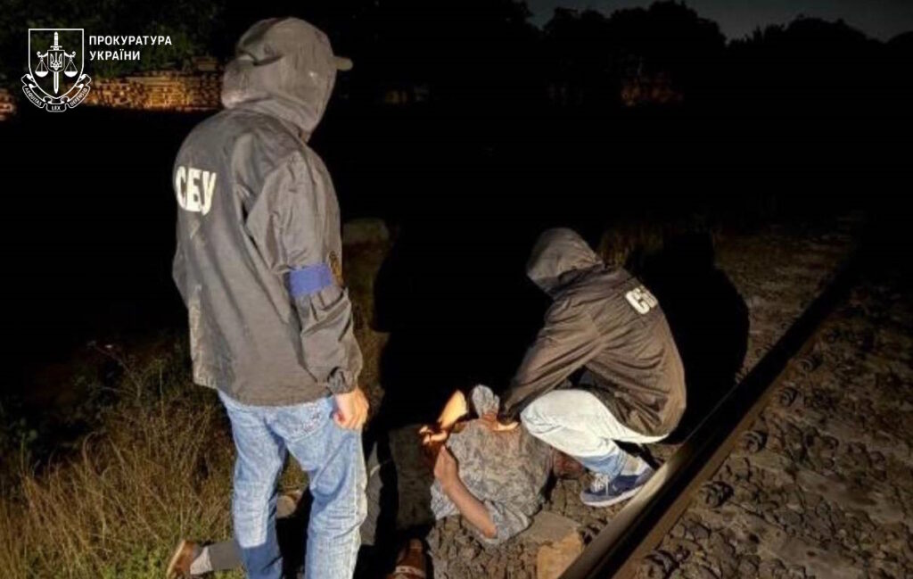 Влаштовували диверсії на залізничних коліях: трьох жителів півдня Одещини судитимуть за державну зраду