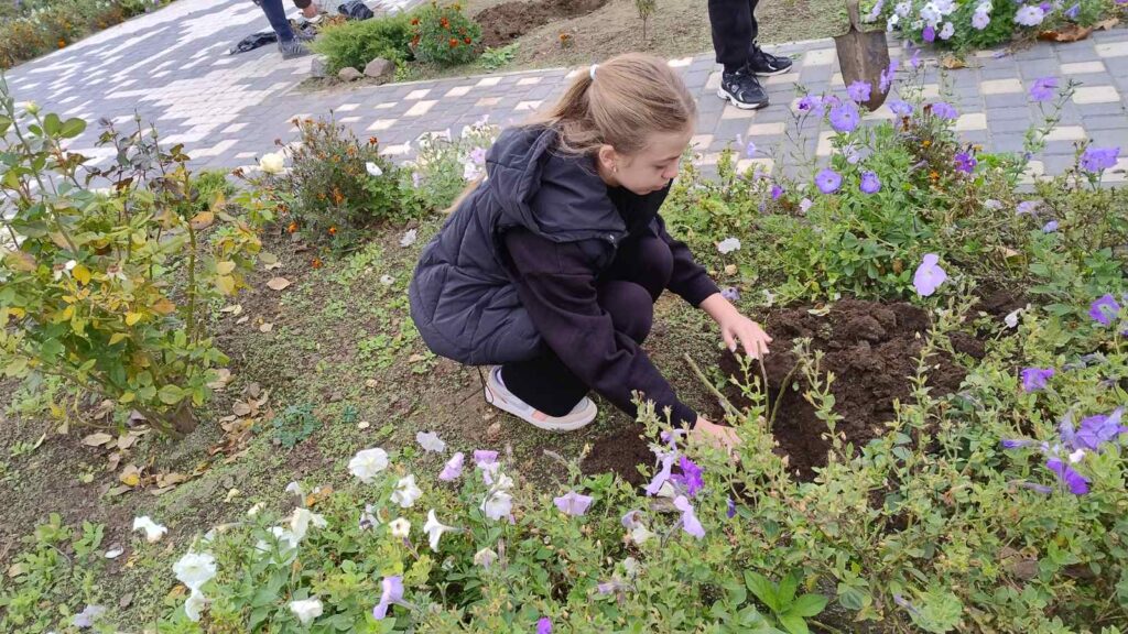 Родина загиблого військового долучилася до облаштування Алеї Слави в селі Залізничне Болградській громаді