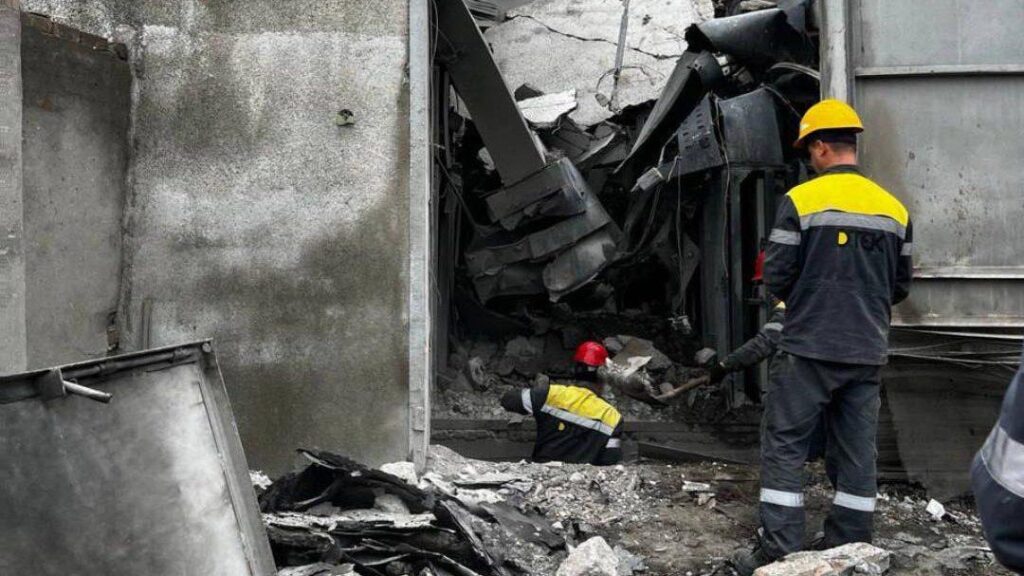 Внаслідок нічної атаки без світла залишилося майже 60 тисяч домівок: деталі