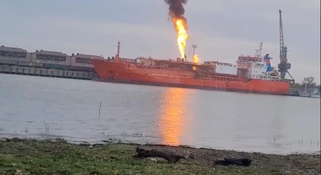 АМПУ пояснила ситуацію з палаючим газовозом у порту Ізмаїл: підстав для евакуації немає