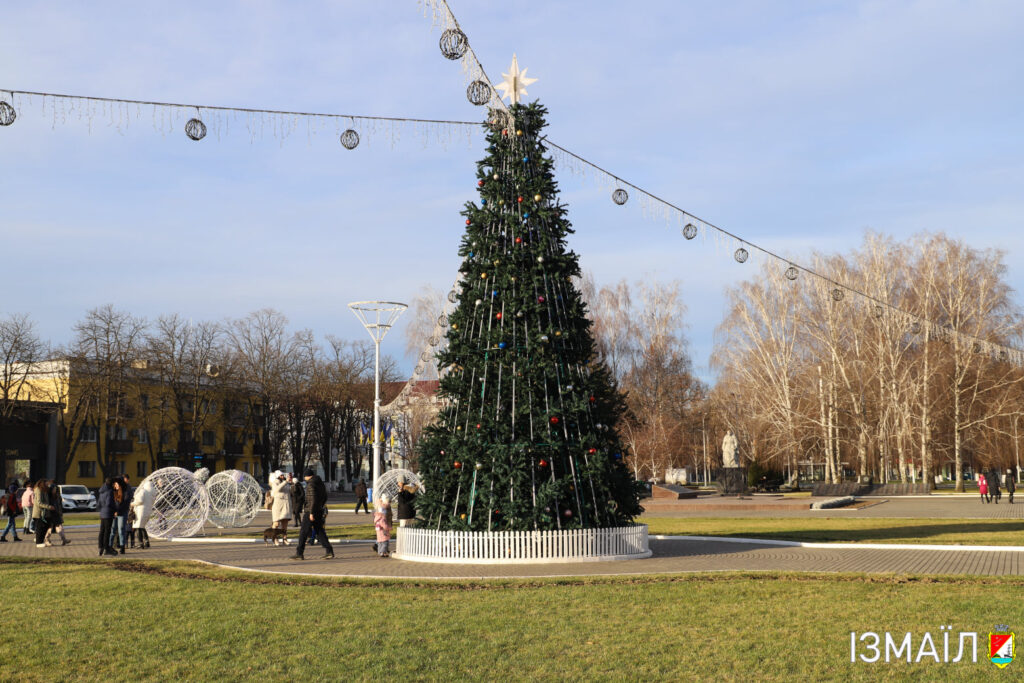 В Ізмаїлі встановлюють новорічну ялинку. Що вона символізує?