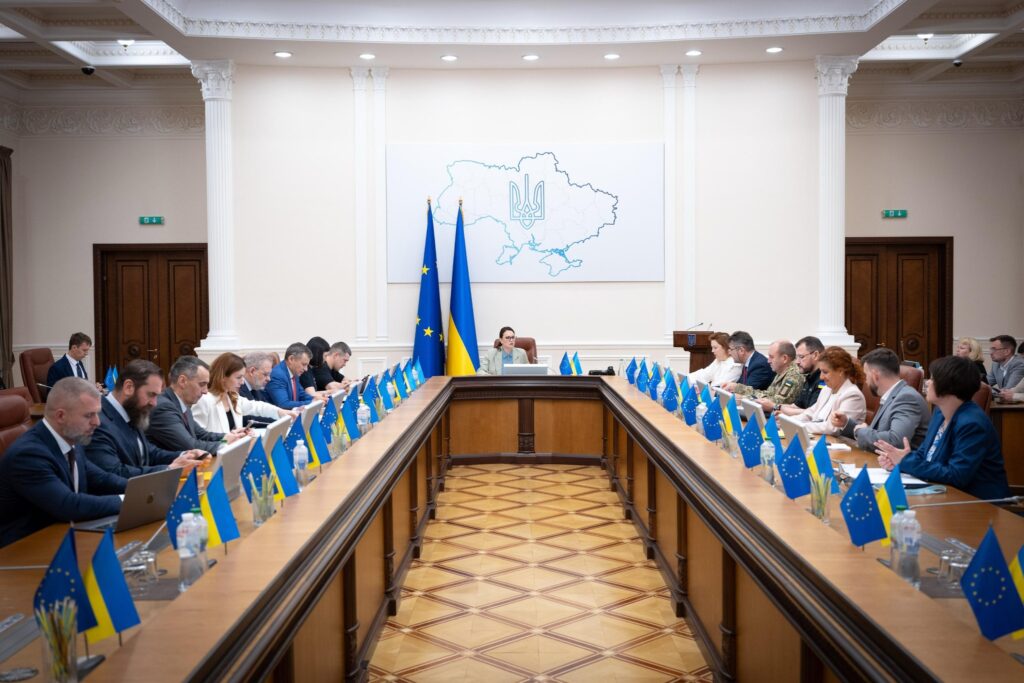 “Гроші ходять за вчителем”: уряд затвердив новий пілотний проєкт для вчителів