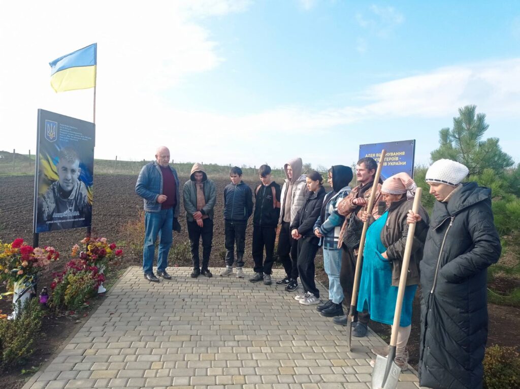У селі Саратської громади школярі прикрасили трояндами Алею Слави, щоб подякувати загиблим військовим