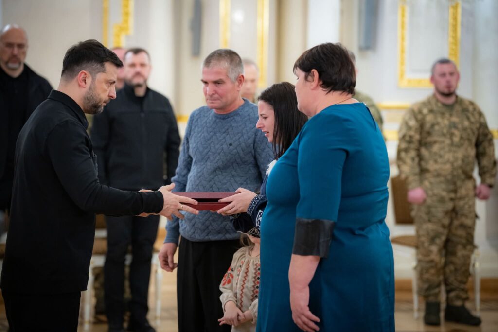 Уродженець Кілії отримав звання Героя України. Зеленський вручив нагороду родині воїна