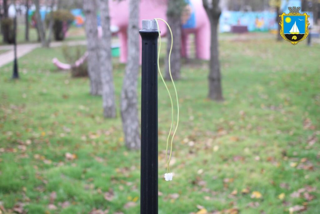 У селищі Сергіївка невідомі зламали нововстановлені ліхтарі