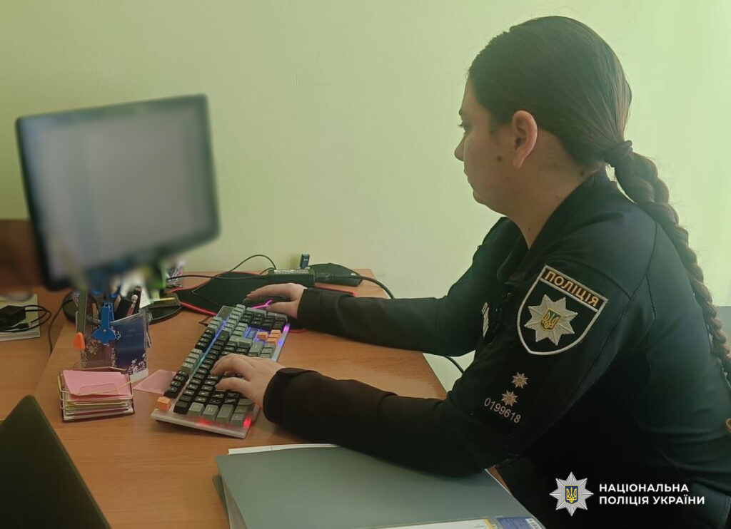 Поліцейські повідомили 24-річному жителю Болграда про підозру у зберіганні наркотиків та шахрайстві